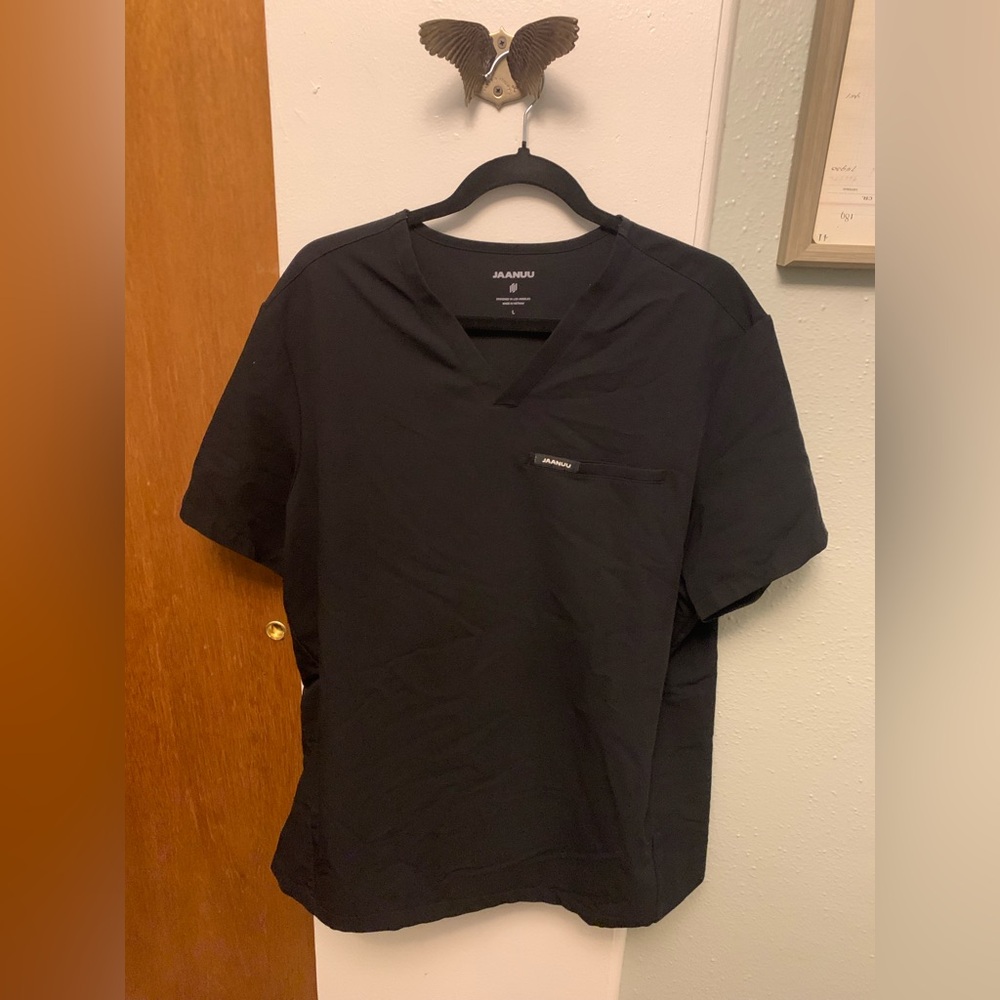 Jaanuu Men’s Black 3 Pocket Scrub Top